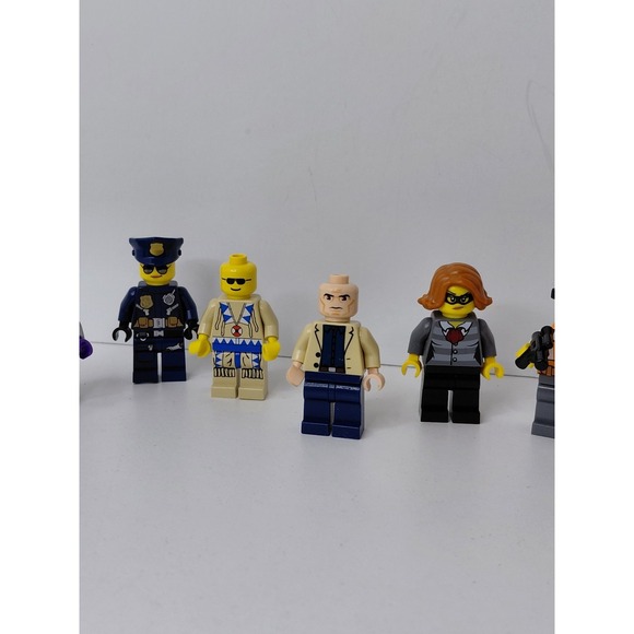 Lot Of 8  Lego Mini Figures Classic‎ Town City W/ Accessories - Picture 4 of 9